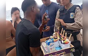 Ambulante é preso após tentar cobrar R$ 700,00 por dois potes de açaí a turistas argentinas