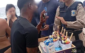 Ambulante é preso após tentar cobrar R$ 700,00 por dois potes de açaí a turistas argentinas