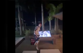 Amigo de Oruam destrói TV com soco durante comemoração pela vitória do Flamengo; vídeo