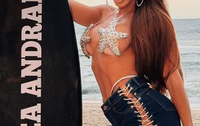 Andrea Andrade recria look de Deborah Secco como Bruna Surfistinha em ensaio à beira-mar