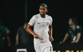Andrey Santos entra em acordo com o Manchester United e está próximo de deixar o Chelsea