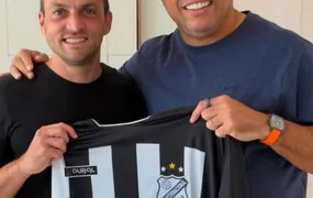 Ao lado de Ronaldo, Roberto Carlos confirma que está negociando compra de time do interior paulista