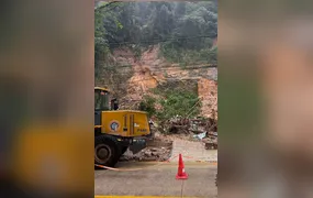 Após deslizamento na Rocinha, cerca de 70 toneladas de terra são retiradas por equipes da prefeitura