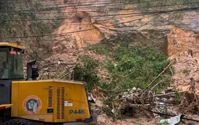 Após deslizamento na Rocinha, cerca de 70 toneladas de terra são retiradas por equipes da prefeitura