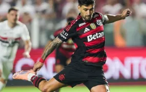 Arrascaeta recebe alta após realização de cirurgia e começa processo de recuperação