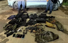 Arsenal de guerra é encontrado e um suspeito é preso na Baixada