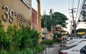 Criminosos armados atacam van com pacientes crônicos na Avenida Brasil