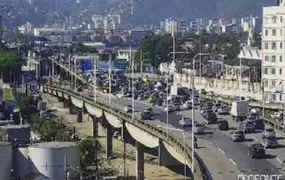 Assalto em van a caminho de Niterói assusta passageiros perto do Viaduto do Gasômetro
