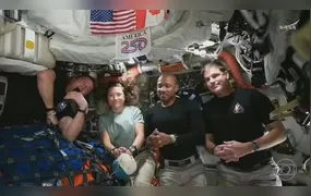 Astronautas da Artemis 2 voltam da lua a caminho do pouso na terra