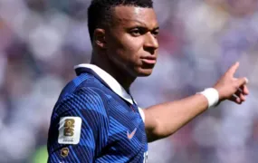 Ataques racistas direcionados ao Mbappé geram confusão e indignação nas redes sociais; entenda o caso