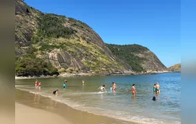 Até quando vai o calor? Com dias contados, veranico transforma Praia de Itaipu em refúgio