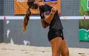 Atletas de Niterói representam a cidade em torneio profissional de futevôlei em Santa Catarina