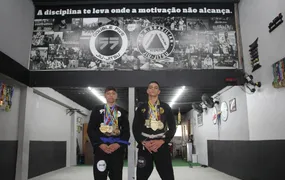 Atletas de Niterói vendem paçoca para disputar o Brasileiro de Jiu-Jitsu em São Paulo