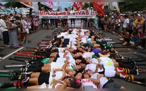 Ato pelo Dia Internacional da Mulher reúne multidão em Copacabana