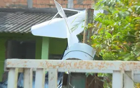 Avião de pequeno porte cai sobre casa em Nova Iguaçu e piloto morre
