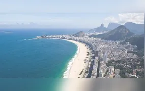 Avião monomotor cai na praia de Copacabana em meio a sábado de forte calor
