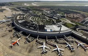 Avião precisa arremeter pouso após queda de balão no Galeão
