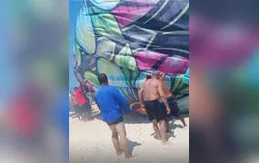Balão de cerca de oito metros é resgatado por banhistas na praia de Itaipu, em Niterói