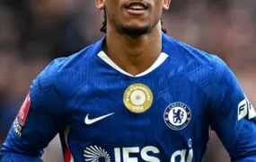 Barcelona tenta acelerar contratação de João Pedro, diz jornal