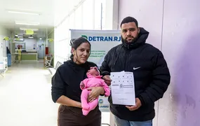 Bebês recebem a primeira Carteira de Identidade do Detran RJ ainda na maternidade