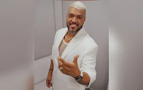 Belo é tietado por fãs na travessia de barcas entre Rio e Niterói