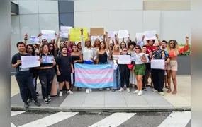 Benny Briolly leva caravana “Libera Meu Xixi” ao Barra Shopping em protesto contra caso de transfobia com atriz Cássia Kiss