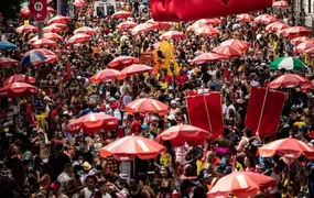Bloco da Favorita transforma o Centro do Rio em grande baile funk