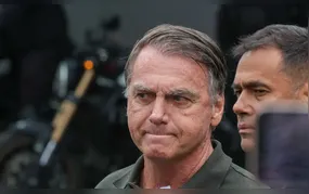 Bolsonaro ainda não consegue se alimentar sozinho após cirurgia, diz Michelle