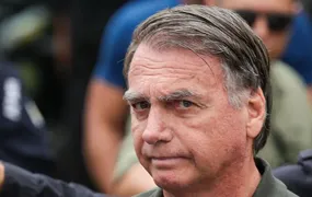 Bolsonaro recebe alta e cumprirá prisão domiciliar