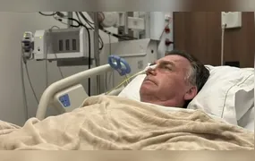 Bolsonaro passa por cirurgia após crise de soluço