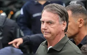 Bolsonaro presta depoimento à polícia sobre apreensão de arma