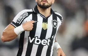Botafogo deve propor uma renovação de contrato com redução salarial a Alex Telles