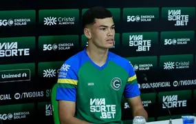 Botafogo tenta a contratação de Anthony, zagueiro do Goiás