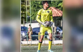 Bruninho Samudio curte praia no Rio