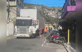 Caminhão derruba poste e interdita rua em Niterói