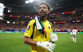 Camisa usada por Vozinha na Copa bate recorde em leilão
