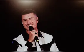 Cantor de pagode Jefinho sofre acidente em Niterói