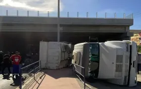 Carreta que transportava pedras tomba em Itaboraí nesta terça (14)