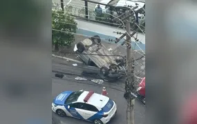 Carro capota em Icaraí e deixa uma pessoa ferida