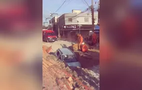 Carro invade canteiro de obras e cai em buraco em SG