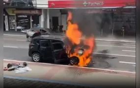 Carro pega fogo em frente à Prefeitura de São Gonçalo