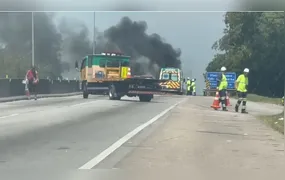 Carro pega fogo na BR-101, em Itaboraí, e mobiliza Corpo de Bombeiros