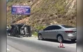 Carro tomba após colisão na RJ-106