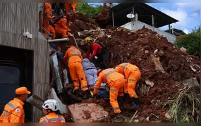 Chuva mata 55 pessoas e mobiliza oito frentes de resgate em Minas
