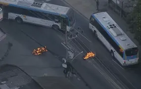 Cidade de Deus amanhece com barricadas em chamas e ônibus atravessados