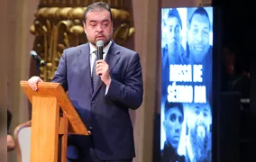 Cláudio Castro presta homenagem a policiais mortos na Operação Contenção em missa no Theatro Municipal