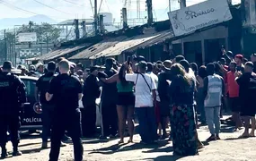 Clima de revolta marca perícia no Jardim Catarina; polícia usa gás de pimenta para conter moradores