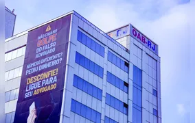 Com outdoor de 15 metros, OAB-RJ reforça campanha contra o golpe do falso advogado