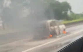 Confronto entre PM e criminosos termina com carros incendiados na Rodovia Rio-Santos