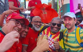 Copa 2026: Bloco de Niterói 'invade' Nova Iorque em grande Carnaval pelo Brasil (Vídeos)